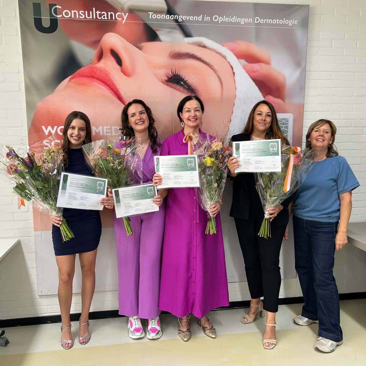 Vier nieuwe Medisch Schoonheidsspecialisten Dermatologie® ontvangen hun diploma bij U-Consultancy.
