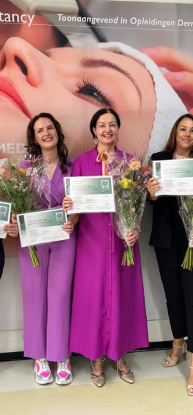 Vier nieuwe Medisch Schoonheidsspecialisten Dermatologie® ontvangen hun diploma bij U-Consultancy.