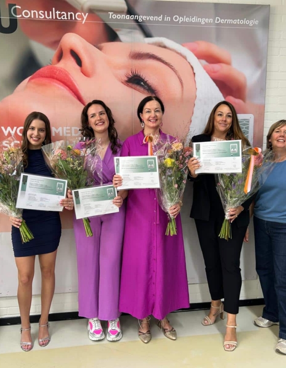 Vier nieuwe Medisch Schoonheidsspecialisten Dermatologie® ontvangen hun diploma bij U-Consultancy.