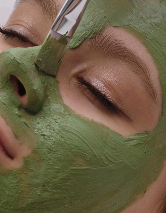 Een masker van groene en witte klei